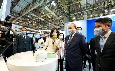 产业大会特首巡馆1.jpg 爱丫爱丫影院