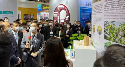 产业大会特首巡馆2.png 爱丫爱丫影院