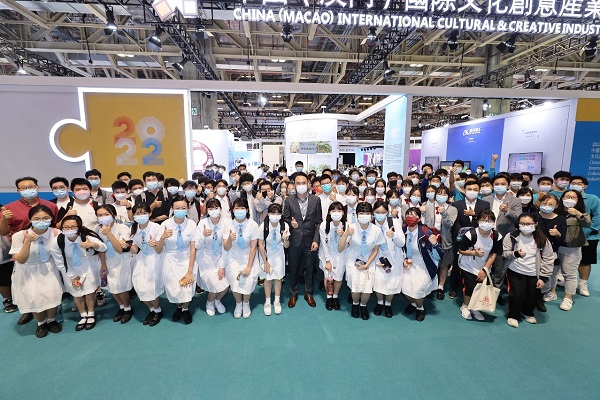 产业大会学生参观2.jpeg 爱丫爱丫影院